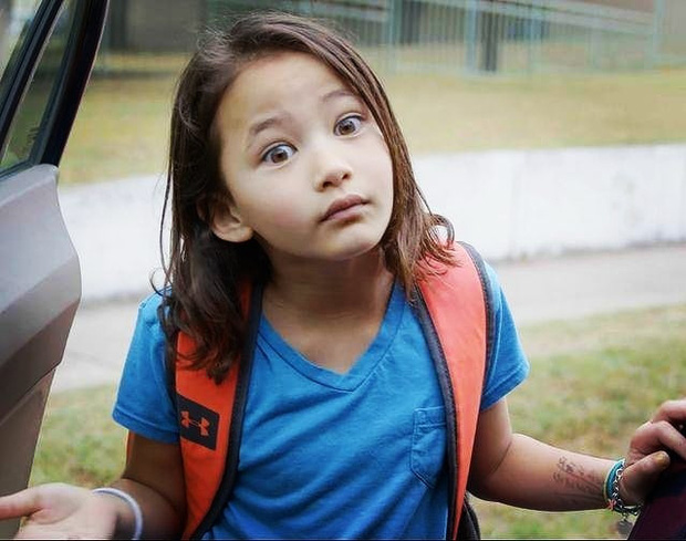 Sao nhí 9 tuổi gây nổ bom tấn Godzilla vs. Kong: Cô bé lai Hàn-Mỹ bị điếc, gia đình 4 đời khiếm thính và kỳ tích khiến thế giới trầm trồ - Ảnh 6.