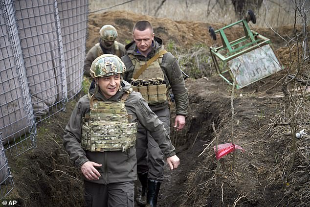 Toàn cảnh quân đội Nga áp sát biên giới Ukraine với hàng ngàn binh sĩ, xe tăng, tên lửa - Ảnh 5.