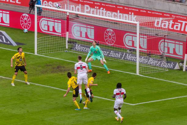 Rượt đuổi nghẹt thở, Borussia Dortmund nhọc nhằn đánh bại Stuttgart trong cơn mưa bàn thắng - Ảnh 1.