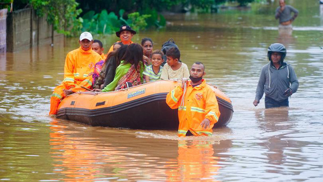 Cảnh hoang tàn sau siêu bão Seroja tại Indonesia: Hàng ngàn người đau đớn vì mất nhà mất người thân, chỉ biết cầu nguyện trong đêm tối - Ảnh 13.