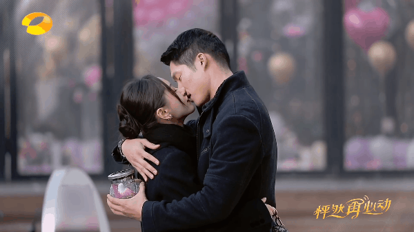 Cbiz thêm 1 cặp đôi cực hot: Mẹ đơn thân Vương Tử Văn tuyên bố hẹn hò với nam thần TV show, cảnh hôn của 2 người gây bão - Ảnh 3.
