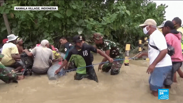 Cảnh hoang tàn sau siêu bão Seroja tại Indonesia: Hàng ngàn người đau đớn vì mất nhà mất người thân, chỉ biết cầu nguyện trong đêm tối - Ảnh 4.
