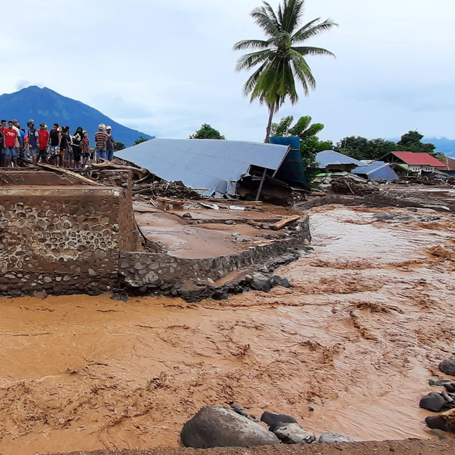 Cảnh hoang tàn sau siêu bão Seroja tại Indonesia: Hàng ngàn người đau đớn vì mất nhà mất người thân, chỉ biết cầu nguyện trong đêm tối - Ảnh 6.