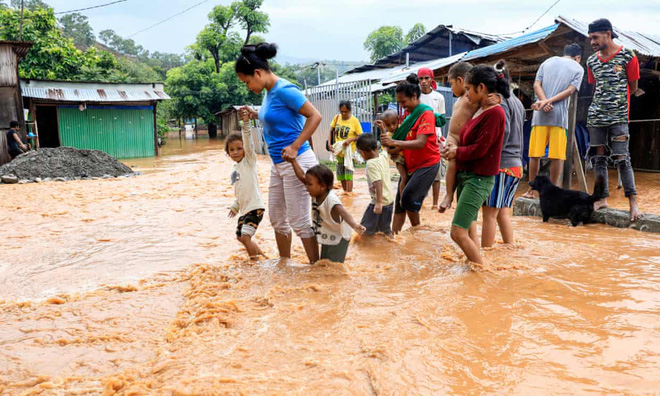 Cảnh hoang tàn sau siêu bão Seroja tại Indonesia: Hàng ngàn người đau đớn vì mất nhà mất người thân, chỉ biết cầu nguyện trong đêm tối - Ảnh 7.