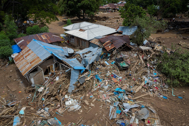 Cảnh hoang tàn sau siêu bão Seroja tại Indonesia: Hàng ngàn người đau đớn vì mất nhà mất người thân, chỉ biết cầu nguyện trong đêm tối - Ảnh 9.