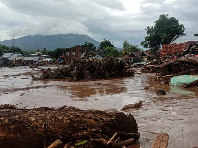 Cảnh hoang tàn sau siêu bão Seroja tại Indonesia: Hàng ngàn người đau đớn vì mất nhà mất người thân, chỉ biết cầu nguyện trong đêm tối - Ảnh 10.