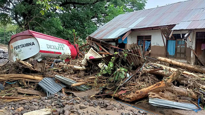 Cảnh hoang tàn sau siêu bão Seroja tại Indonesia: Hàng ngàn người đau đớn vì mất nhà mất người thân, chỉ biết cầu nguyện trong đêm tối - Ảnh 11.