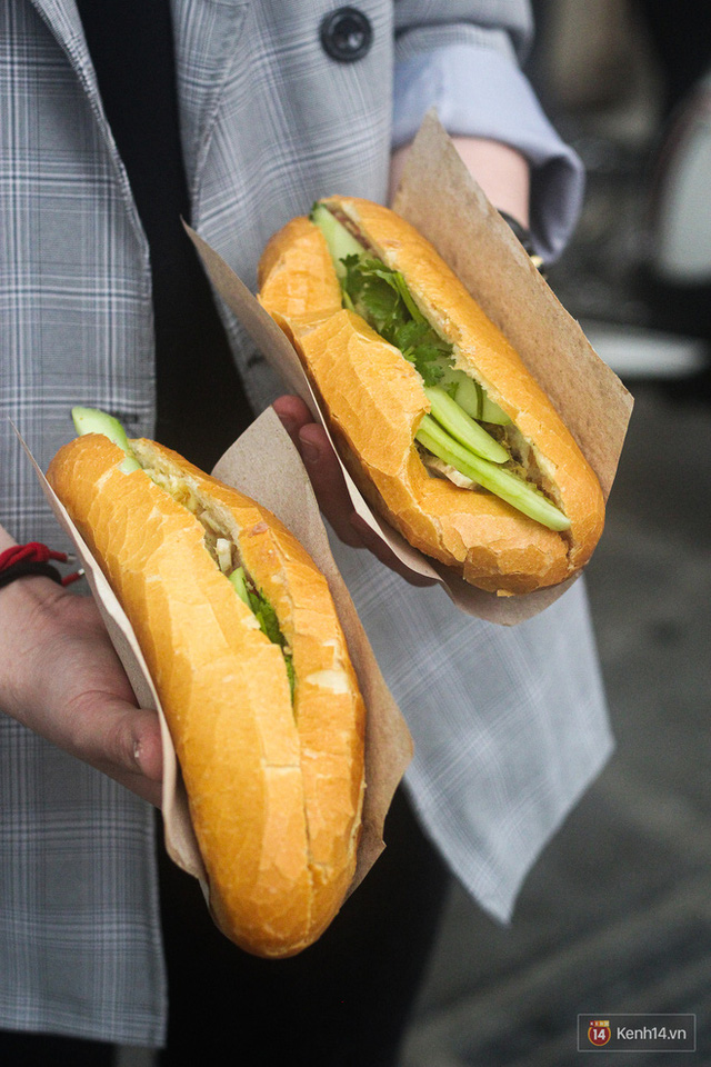 Hàng bánh mì kiêu chảnh nhất Hà Nội nhưng khách xếp hàng nườm nượp: Có gì mà hot quá vậy? - Ảnh 1.