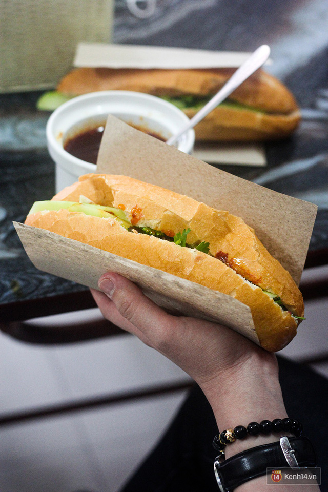 Hàng bánh mì kiêu chảnh nhất Hà Nội nhưng khách xếp hàng nườm nượp: Có gì mà hot quá vậy? - Ảnh 2.