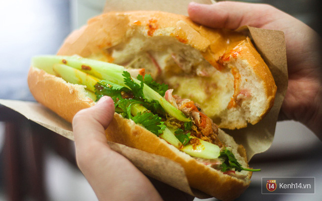 Hàng bánh mì kiêu chảnh nhất Hà Nội nhưng khách xếp hàng nườm nượp: Có gì mà hot quá vậy? - Ảnh 6.