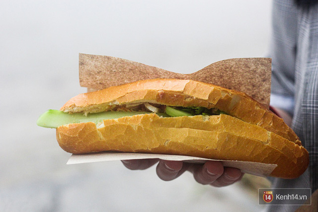 Hàng bánh mì kiêu chảnh nhất Hà Nội nhưng khách xếp hàng nườm nượp: Có gì mà hot quá vậy? - Ảnh 9.