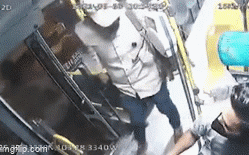 Video: Tên cướp dí súng vào đầu tài xế xe buýt hòng cướp tiền và cái kết