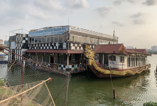 Hà Nội: Đột nhập nghĩa địa du thuyền, nhà hàng nổi tiền tỷ trên hồ Tây - Ảnh 1.