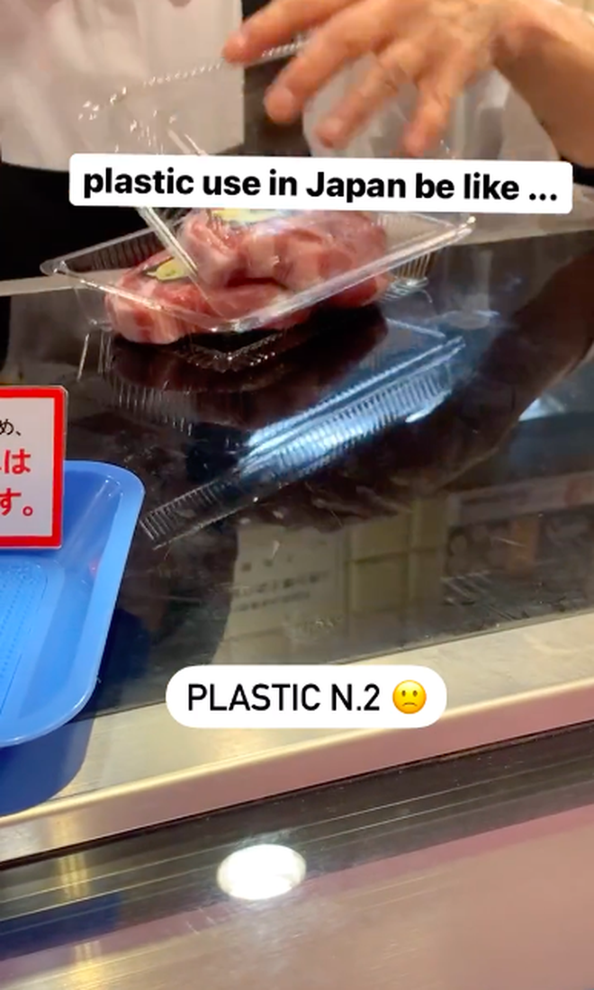 Lần đầu đi siêu thị Nhật Bản, cô gái sốc nặng vì mua có 2 miếng thịt mà được khuyến mãi tới… 4 lớp túi nilon? - Ảnh 3.
