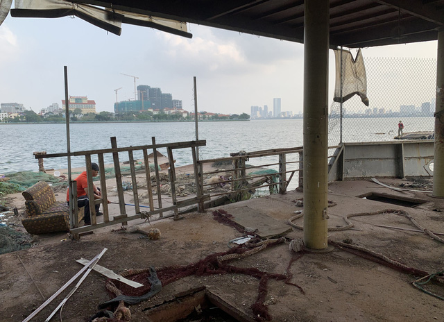 Hà Nội: Đột nhập nghĩa địa du thuyền, nhà hàng nổi tiền tỷ trên hồ Tây - Ảnh 15.