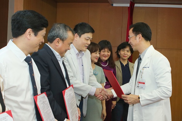 Bệnh viện Bạch Mai đã tiếp nhận 5 Giáo sư và Phó giáo sư đến làm việc - Ảnh 2.