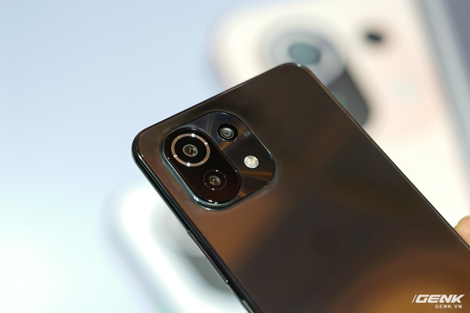 Cận cảnh Xiaomi Mi 11 Lite và Mi 11 Lite 5G vừa ra mắt: Chia sẻ chung form thiết kế và camera sau, cấu hình có sự khác biệt để lựa chọn, giá cách nhau 2,5 triệu đồng - Ảnh 7.