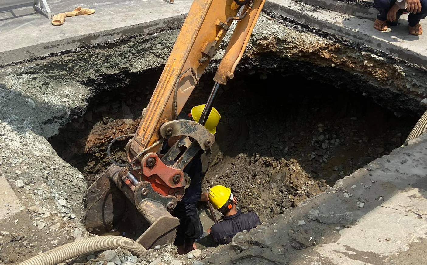 Sau cơn mưa lớn lúc rạng sáng ở Sài Gòn, mặt đường Huỳnh Tấn Phát bị sụt hố sâu nhiều mét