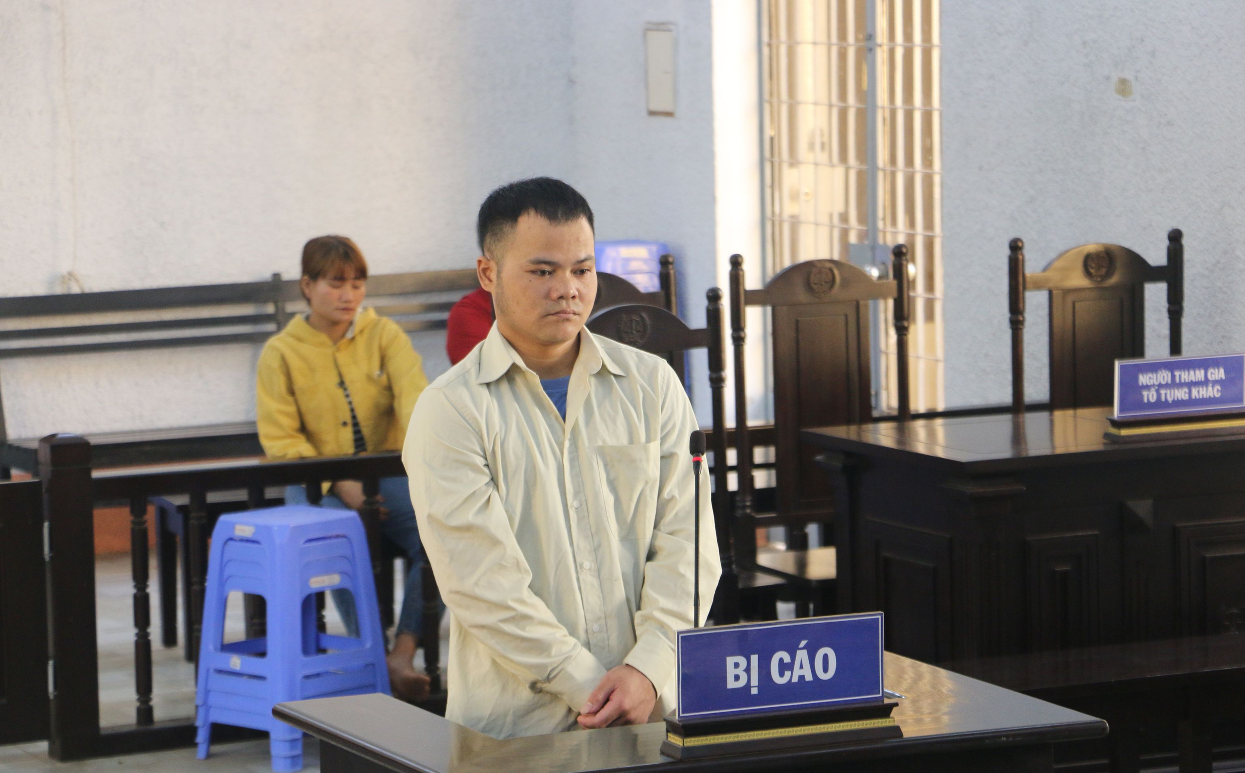Ngăn cản không được, người đàn ông kéo em trai say rượu ra đường cho xe tông vào