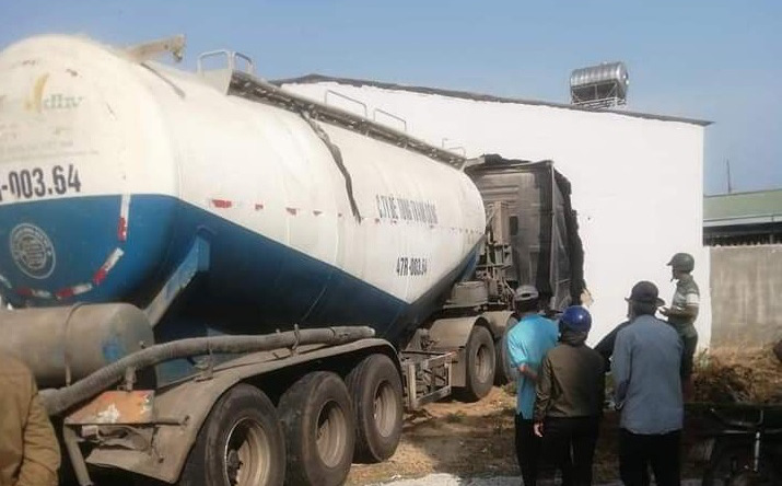 Xe bồn tông thủng tường, chui vào nhà dân khi đang lưu thông