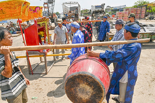 Một số hình ảnh đưa cá voi nặng hơn 4 tấn vào bờ - Ảnh 1.