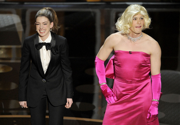 Lí do Oscars 2011 là đêm tồi tệ nhất lịch sử: Anne Hathaway không gánh nổi đồng đội vô duyên, tưởng ai hóa ra tài tử Người Nhện - Ảnh 3.