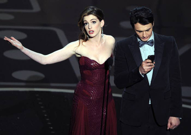 Lí do Oscars 2011 là đêm tồi tệ nhất lịch sử: Anne Hathaway không gánh nổi đồng đội vô duyên, tưởng ai hóa ra tài tử Người Nhện - Ảnh 4.