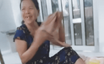 Bà ngoại vừa tắm cho cháu vừa khóc vì sắp phải chia xa: Con gái lấy chồng thấy cảnh này không cầm được nước mắt - Ảnh 1.