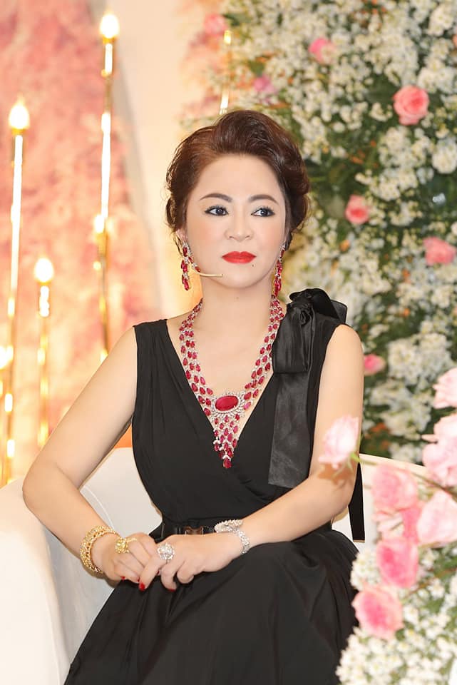 Nhan Sắc Vợ Dũng Lo Voi Thế Nao Ma Nhắn Nhủ Trang Trần Em Co Chửi Chị 1000 Lần Chị Vẫn Xinh đẹp