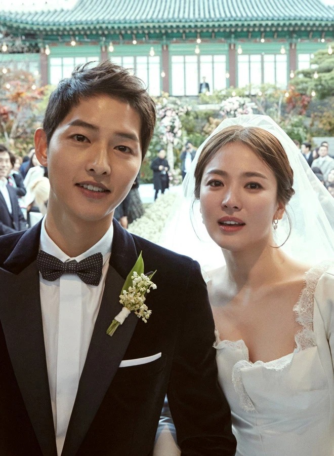 Sau 2 năm ly hôn Song Hye Kyo, Song Joong Ki mới lộ khoảnh khắc tình tứ với 1 cô gái như thế này - Ảnh 6.
