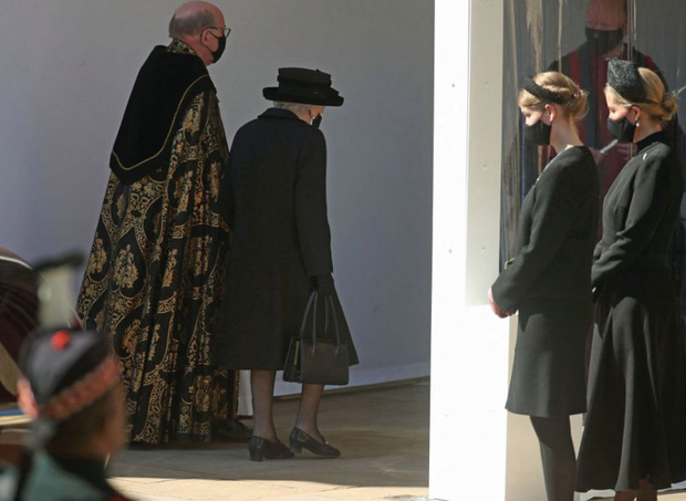 Hé lộ chi tiết ngọt ngào trong bức thư Nữ hoàng tự tay viết đặt trên linh cữu Hoàng thân Philip cùng kỷ vật đặc biệt bà giữ trong túi suốt tang lễ - Ảnh 8.
