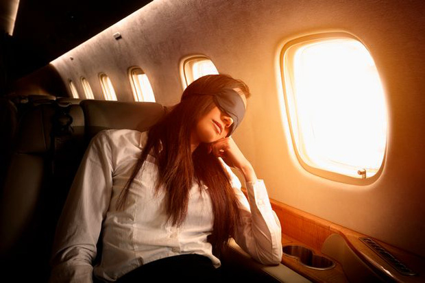 Tiếp viên hàng không lâu năm cảnh báo thói quen của nhiều người khi đi máy bay sau tưởng rất bình thường nhưng lại vô vàn tác hại - ảnh 1