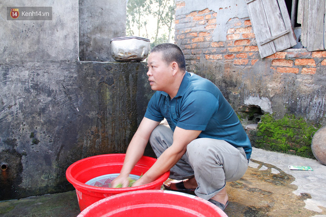 Vợ mất khi mang thai đứa con thứ 9, ông bố gà trống nuôi 8 đứa con thơ: Dù khó khăn, bố con mình vẫn nuôi nhau cho vui - Ảnh 13.