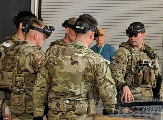 Kính HoloLens của Microsoft giành chiến thắng lớn: cung cấp 120.000 kính cho Quân đội Mỹ với giá 22 tỷ USD - Ảnh 2.