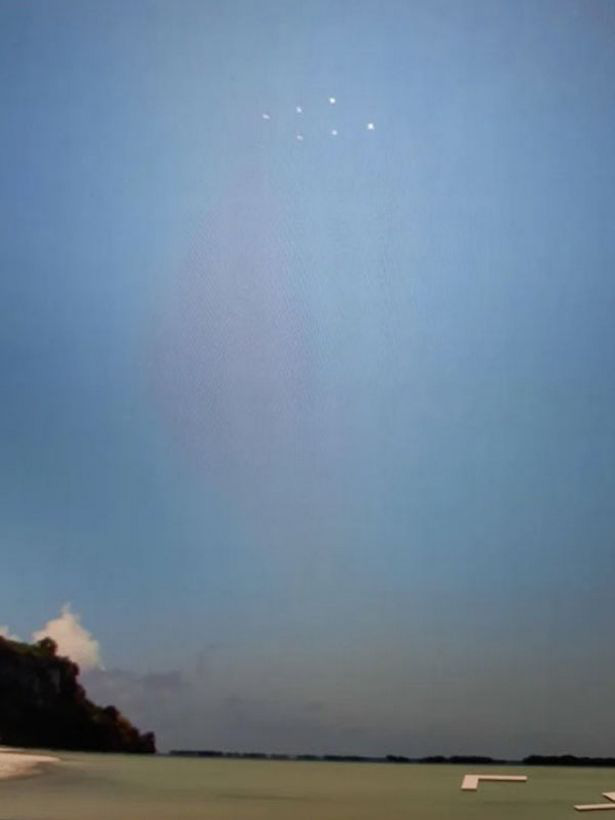 Người dùng Google Maps phát hiện ra UFO bay lượn trên Thái Bình Dương - Ảnh 1.