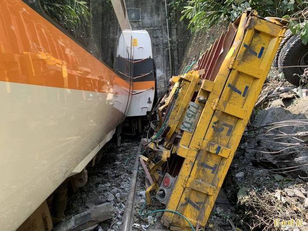 Hiện trường vụ tàu hỏa đâm vào đường hầm ở Đài Loan, hé lộ nguyên nhân hi hữu  - Ảnh 2.
