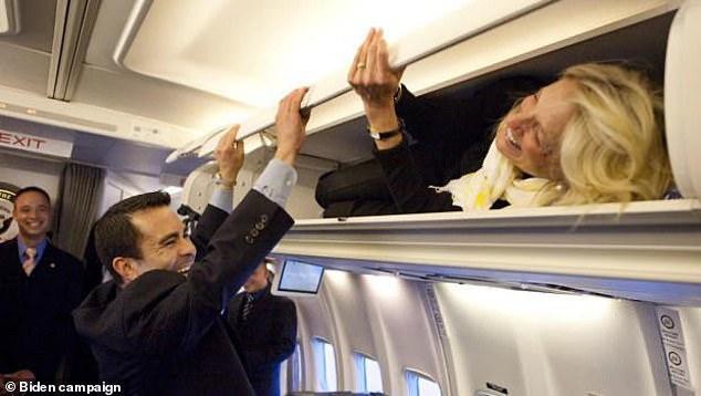  Phu nhân ông Biden đóng giả làm tiếp viên hàng không trong ngày Cá tháng Tư  - Ảnh 3.