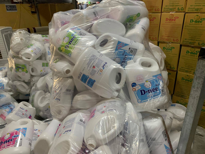 Hà Nội: Đột kích xưởng sản xuất quy mô lớn giả nhãn hiệu nước giặt Dnee - Ảnh 4.