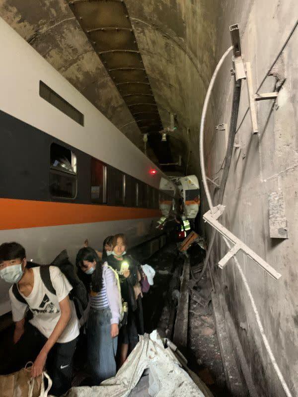 Hiện trường vụ tàu hỏa đâm vào đường hầm ở Đài Loan, hé lộ nguyên nhân hi hữu  - Ảnh 5.