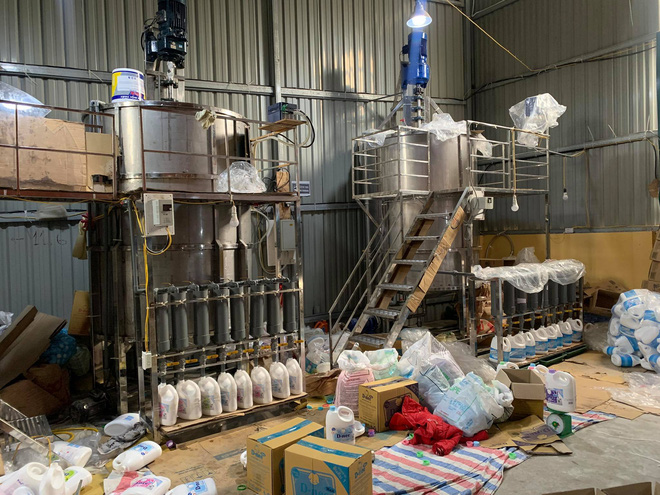 Hà Nội: Đột kích xưởng sản xuất quy mô lớn giả nhãn hiệu nước giặt Dnee - Ảnh 5.