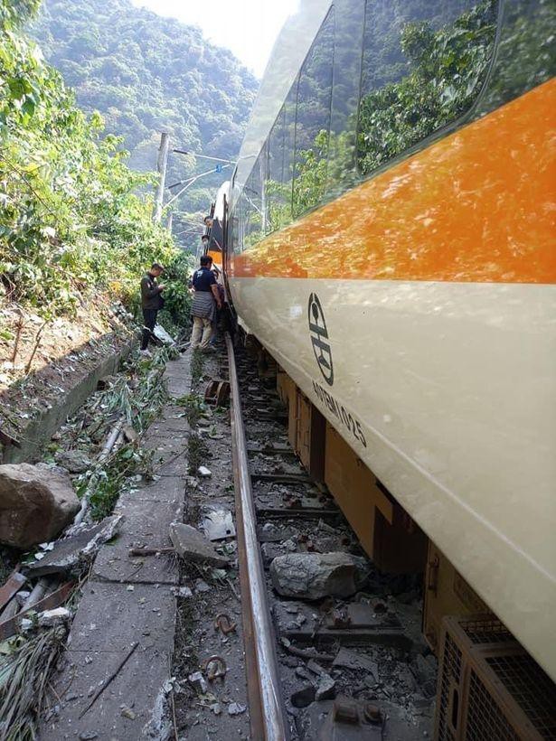 Hiện trường vụ tàu hỏa đâm vào đường hầm ở Đài Loan, hé lộ nguyên nhân hi hữu  - Ảnh 8.