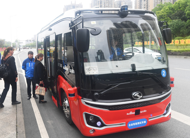 Thành phố này ở Trung Quốc đồng thời đưa hệ thống xe bus và tàu điện tự hành vào hoạt động - Ảnh 1.