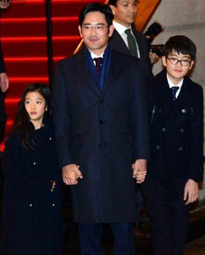 Tiểu công chúa đế chế Samsung: Chiều cao khủng, bức ảnh cầm iPhone làm dậy sóng MXH và loạt fact ít ai biết về “biểu tượng rich kid Hàn Quốc” - Ảnh 1.