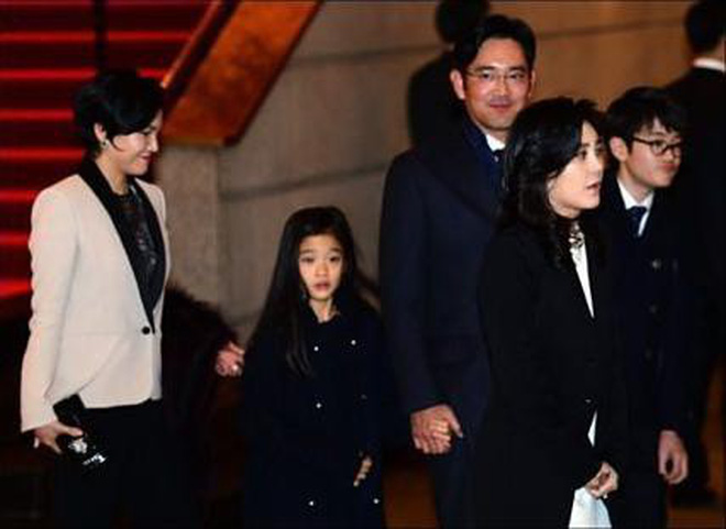 Tiểu công chúa đế chế Samsung: Chiều cao khủng, bức ảnh cầm iPhone làm dậy sóng MXH và loạt fact ít ai biết về “biểu tượng rich kid Hàn Quốc” - Ảnh 2.