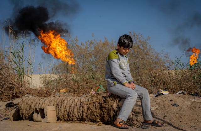 “Chúng tôi không thể thở được”: Tiếng kêu bất lực của người dân Iraq bên cạnh những mỏ vàng đen - Ảnh 2.