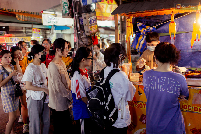 Khu chợ ẩm thực đã vào là không có đường ra ở Sài Gòn: Phần vì đồ ăn ngon, phần vì… đông muốn ná thở! - Ảnh 11.