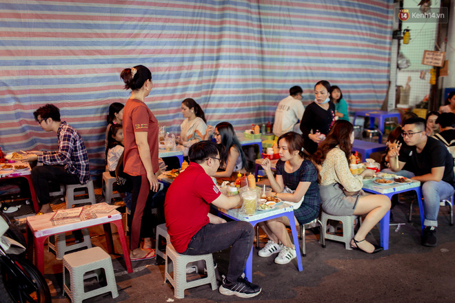 Khu chợ ẩm thực đã vào là không có đường ra ở Sài Gòn: Phần vì đồ ăn ngon, phần vì… đông muốn ná thở! - Ảnh 14.