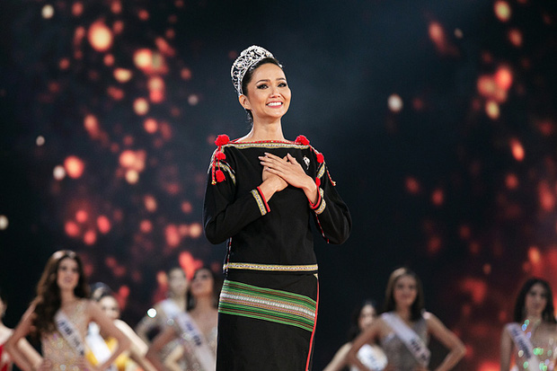 Rầm rộ tin Hoa hậu HHen Niê sẽ thành giám khảo Miss Universe 2020, khán giả Việt và Philippines tranh cãi nảy lửa - Ảnh 5.