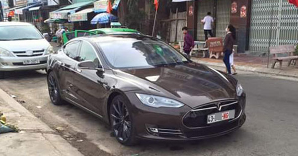 Xót xa hình ảnh Tesla Model S đầu tiên Việt Nam bị phủ bụi kín đặc sau 7 năm về nước - Ảnh 2.