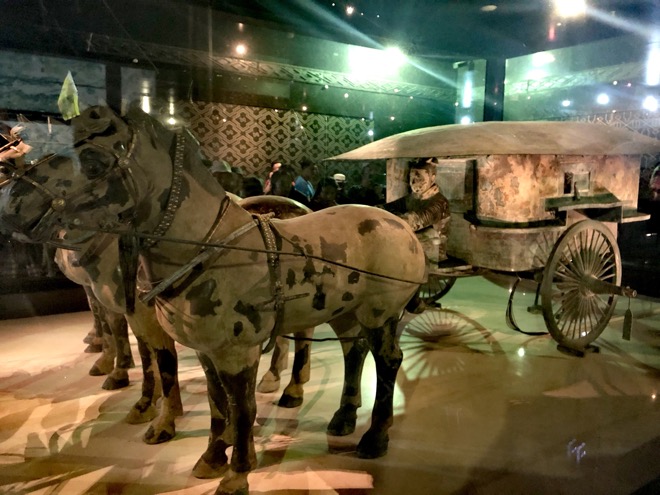 Hai cỗ xe ngựa bằng đồng lớn nhất trong lăng mộ Tần Thủy Hoàng sống động đến kinh ngạc - Ảnh 1.